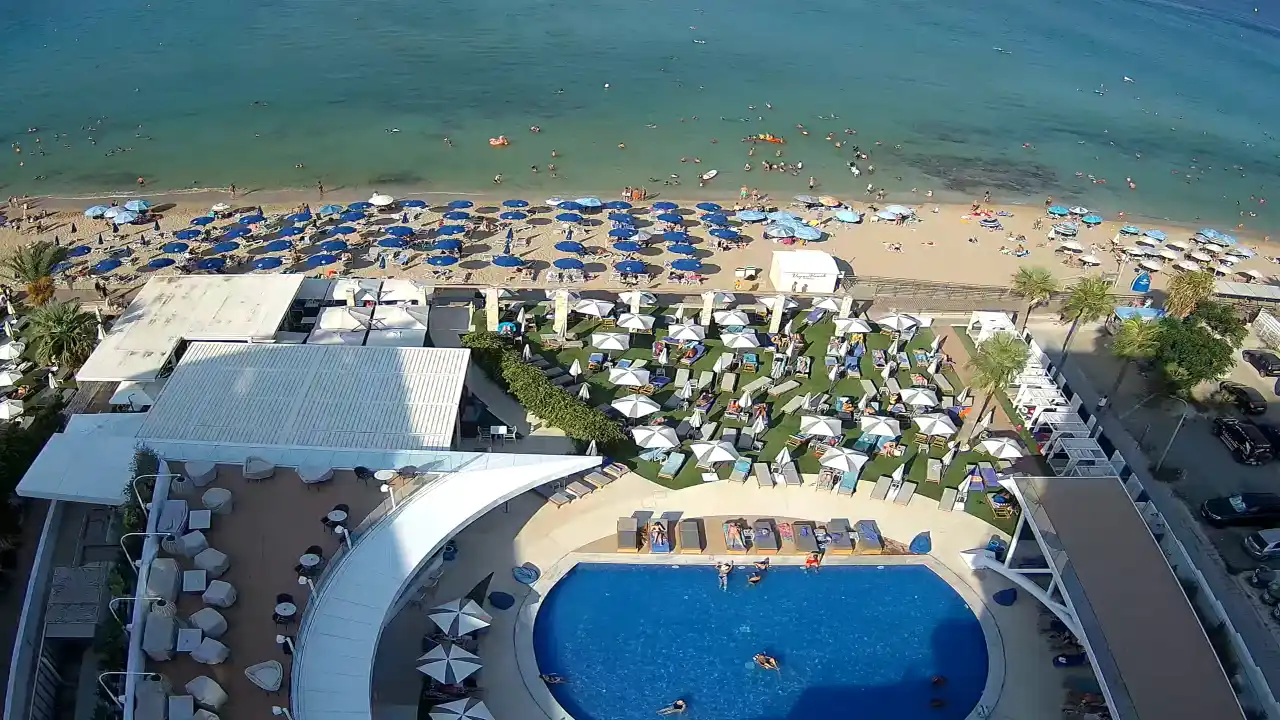 Webcam snapshot from :city — August 16, 2026 14:00